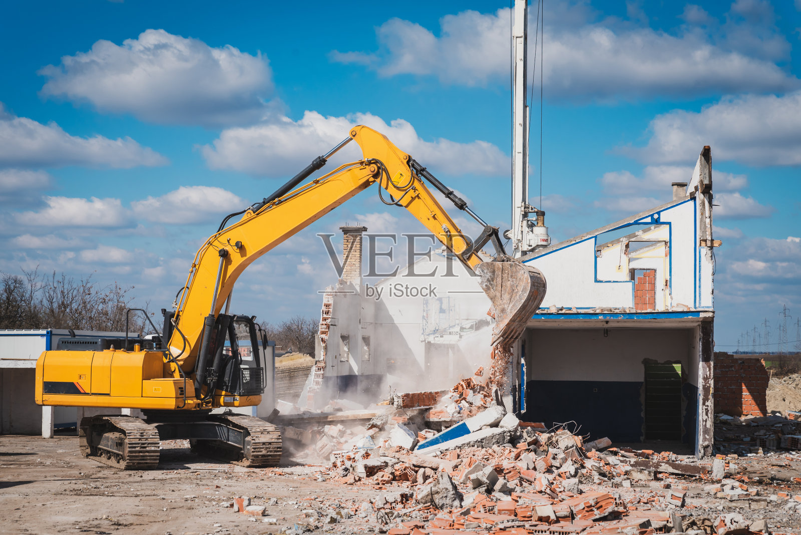 大型建筑机械正在拆除建筑工地上的房屋